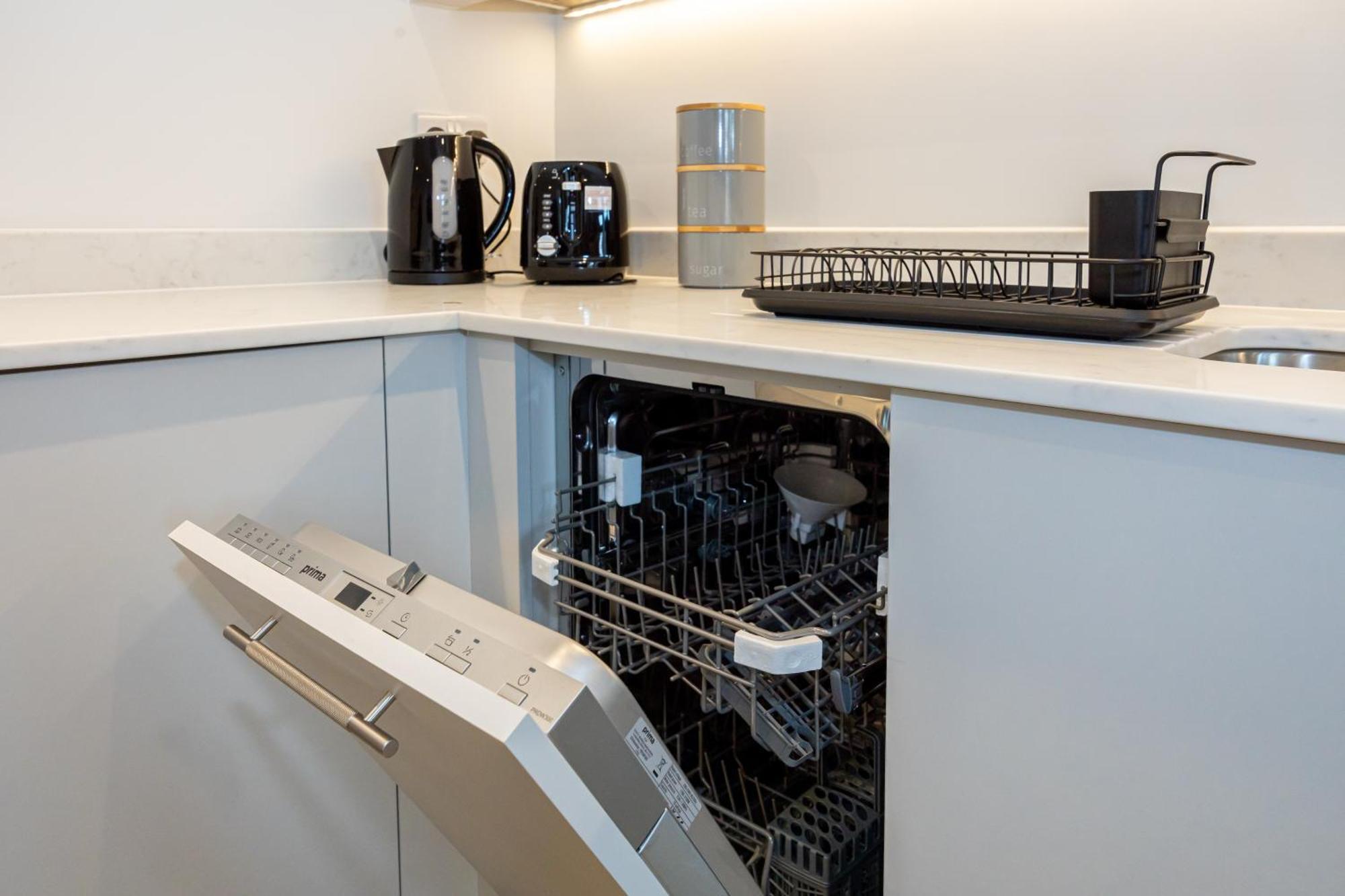 Modern 2 Bed Near Wythenshawe Hospital And Manchester Airport With Parking Kültér fotó